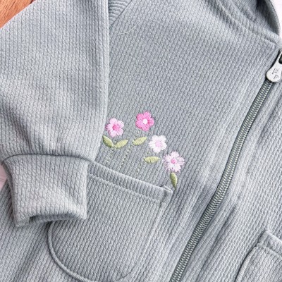 Conj. Jaqueta com Flores Bordadas no Bolsinho e Calça Ribana - Verde